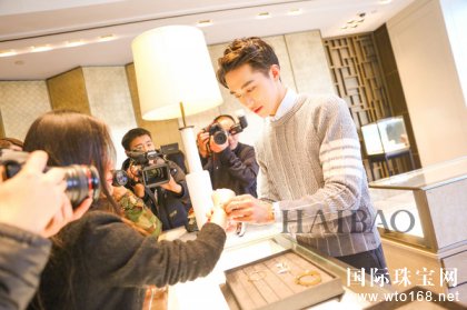 聽說Tiffany昨天來了一位超帥的“新店長”?許魏洲神秘現身蒂芙尼,為情人節傳遞至臻愛意!