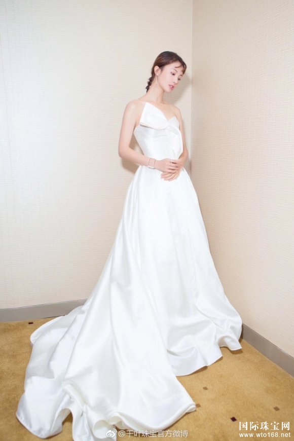 新生代魅力女星金晨佩戴千葉珠寶CHIC系列珠寶閃耀亮相瑞麗榜樣女性慈善夜