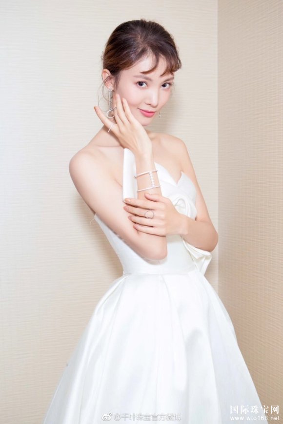 新生代魅力女星金晨佩戴千葉珠寶CHIC系列珠寶閃耀亮相瑞麗榜樣女性慈善夜