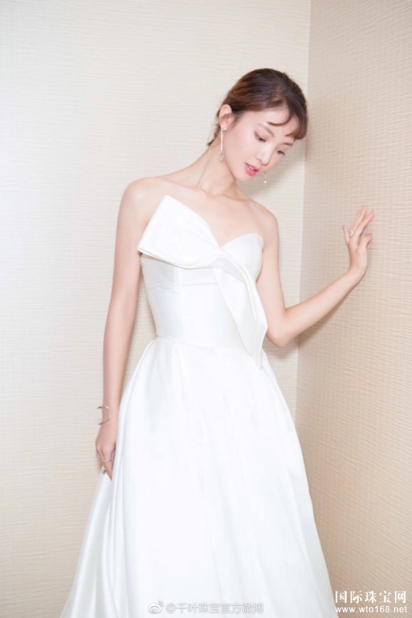 新生代魅力女星金晨佩戴千葉珠寶CHIC系列珠寶閃耀亮相瑞麗榜樣女性慈善夜