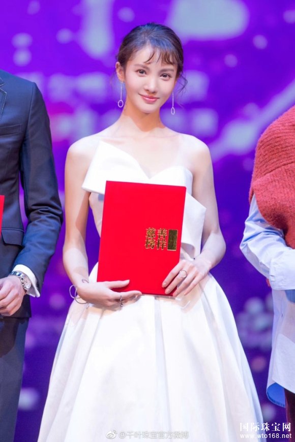 新生代魅力女星金晨佩戴千葉珠寶CHIC系列珠寶閃耀亮相瑞麗榜樣女性慈善夜