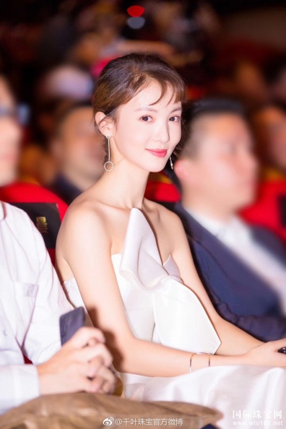 新生代魅力女星金晨佩戴千葉珠寶CHIC系列珠寶閃耀亮相瑞麗榜樣女性慈善夜