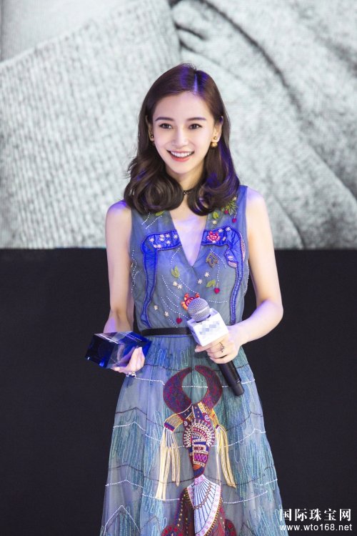 Baby深V印花裙秀身材 笑容甜美似公主