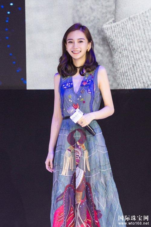 Baby深V印花裙秀身材 笑容甜美似公主