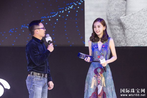 Baby深V印花裙秀身材 笑容甜美似公主